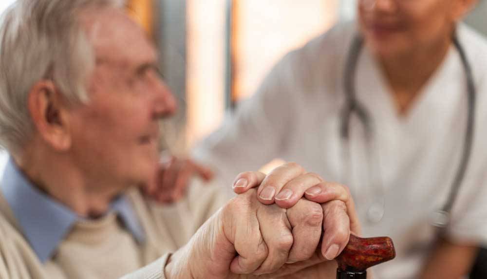 Trato digno, más salud a los adultos mayores